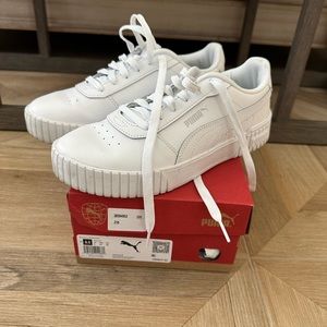 Women’s white Puma Sneakers!